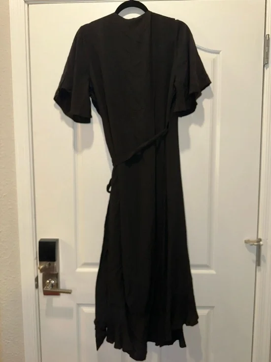 KOKO+MASON Black V-neck
Asymmetric Ruffle Hem
Butterfly Sleeve Wrap Dress
XL - Picture 5 of 6